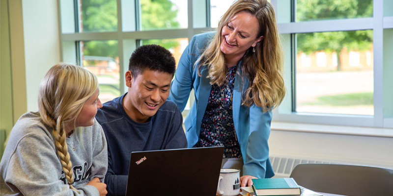 Erica Vonk talking with students