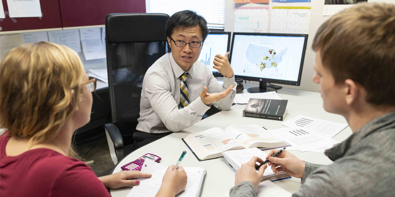 Dr. Fan Fei talks with students